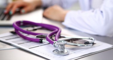 Bilgisayar, beyaz ceket genç kadın doktor portresi