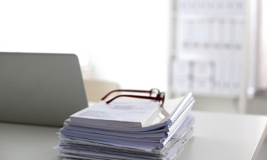 Ofis Masası bilgisayar kağıt raporları bir yığın iş formları