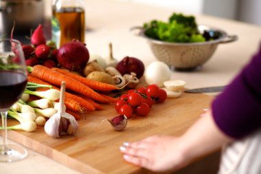 Taze organik sebze yemek pişirmek için bir bıçak ile bir tabloda