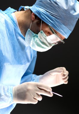 adam cerrah neşter ameliyathane içinde tutar.