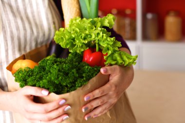 Çeşitli meyve ve sebze kahverengi bakkal çantada bir genç kız