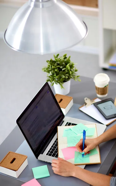 Junge Geschäftsfrau arbeitet an einem Laptop — Stockfoto