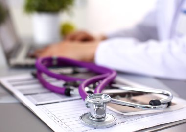 Bilgisayar, beyaz ceket genç kadın doktor portresi