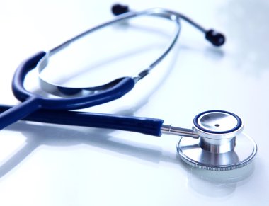 Beyaz arkaplanda tıbbi steteskop