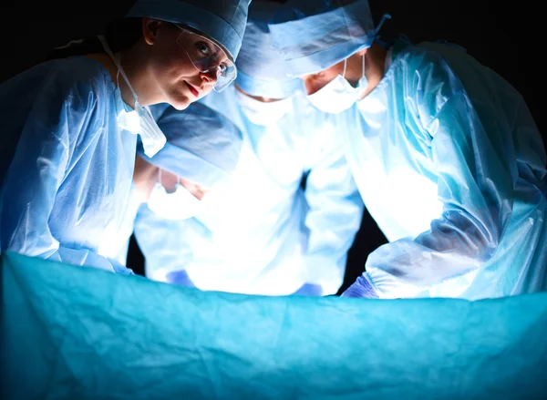 Teamchirurg aan het werk in de operatiekamer — Stockfoto