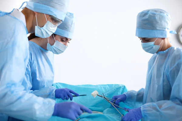 Chirurgo di squadra al lavoro in sala operatoria — Foto Stock