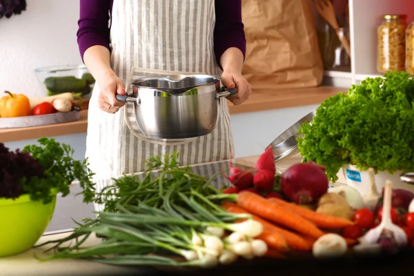 Una joven en la cocina mientras cocina — Foto de Stock