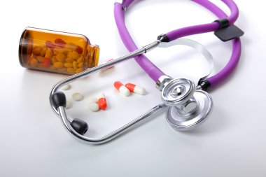 Hap, Tablet ve beyaz arka plan üzerinde stetoskop