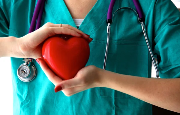 Doktor stetoskop kırmızı kalp incelenmesi ile — Stok fotoğraf