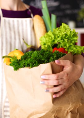 Çeşitli meyve ve sebze kahverengi bakkal çantada bir genç kız