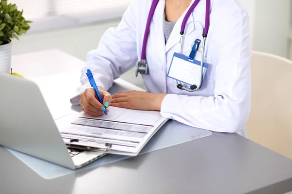 Retrato de una joven doctora en bata blanca en la computadora —  Fotos de Stock