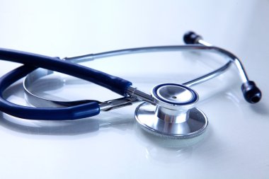 Beyaz arkaplanda tıbbi steteskop