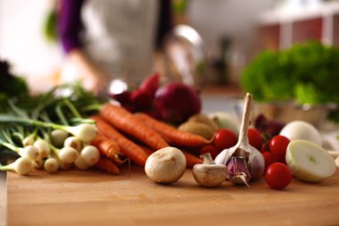 genç bir kız mutfakta yemek yaparken