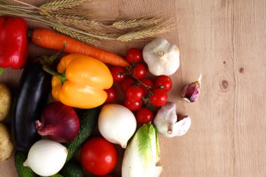Çeşitli ham organik sebze ahşap masa ile kompozisyon