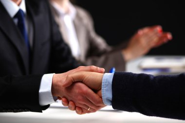 İş adamları iş toplantısında, ofiste oturup tartışıyorlar.