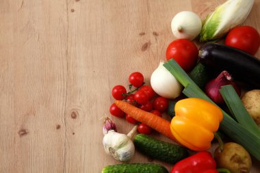 Çeşitli ham organik sebze ahşap masa ile kompozisyon