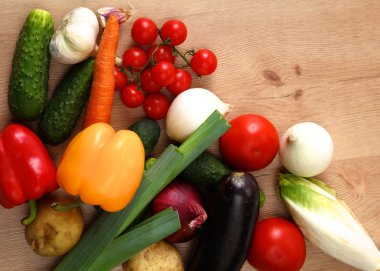 Çeşitli ham organik sebze ahşap masa ile kompozisyon