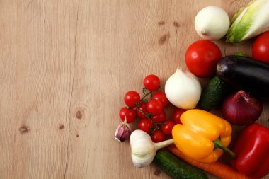 Çeşitli ham organik sebze ahşap masa ile kompozisyon