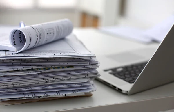 Escrivaninha uma pilha de relatórios de papel de computador formulários de trabalho — Fotografia de Stock