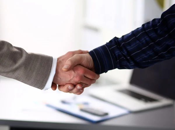 Üzletemberek kezet ráznak, befejeznek egy találkozót. — Stock Fotó