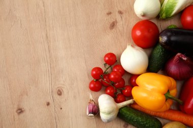 Çeşitli ham organik sebze ahşap masa ile kompozisyon
