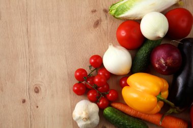 Çeşitli ham organik sebze ahşap masa ile kompozisyon