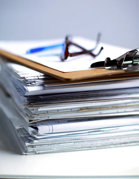 Büyük kağıt, masanın üzerindeki belgeler yığını — Stok fotoğraf