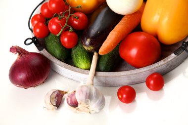 Beyaz arka planda izole edilmiş meyve ve sebzeler