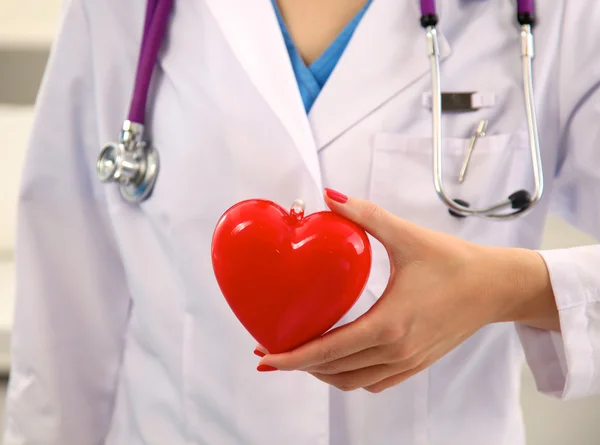 Doktor stetoskop kırmızı kalp incelenmesi ile — Stok fotoğraf