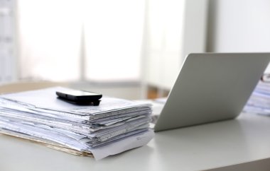 Ofis Masası bilgisayar kağıt raporları bir yığın iş formları