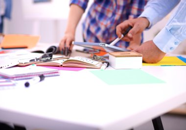 Yeni bir proje üzerinde çalışan genç iş adamları