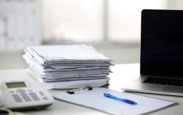 Escrivaninha uma pilha de relatórios de papel de computador formulários de trabalho — Fotografia de Stock