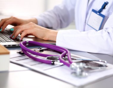Bilgisayar, beyaz ceket genç kadın doktor portresi