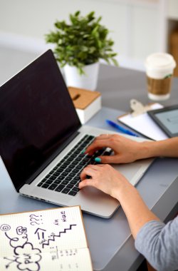 genç kız tasarımcı bilgisayarda çalışıyor