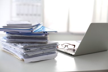 Ofis Masası bilgisayar kağıt raporları bir yığın iş formları