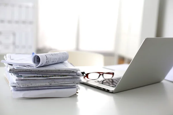 Escrivaninha uma pilha de relatórios de papel de computador formulários de trabalho — Fotografia de Stock