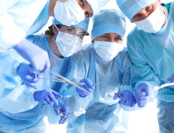 수술실에서 일하는 팀 외과의사 — 스톡 사진