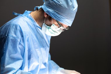 adam cerrah neşter ameliyathane içinde tutar.