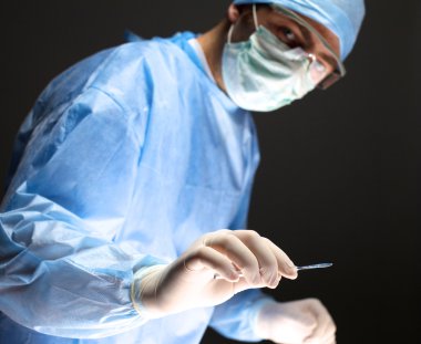 adam cerrah neşter ameliyathane içinde tutar.