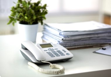 Ofis Masası bilgisayar kağıt raporları bir yığın iş formları