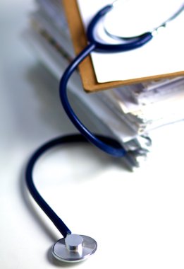 Belgeleri bir yığın üzerinde sağlık stetoskop aittir