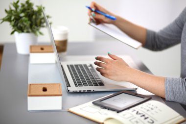 genç kız tasarımcı bilgisayarda çalışıyor