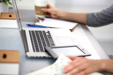 genç kız tasarımcı bilgisayarda çalışıyor