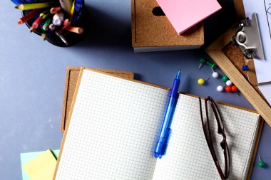 Ofis Masaları boş not defteri ve dizüstü bilgisayar ile 