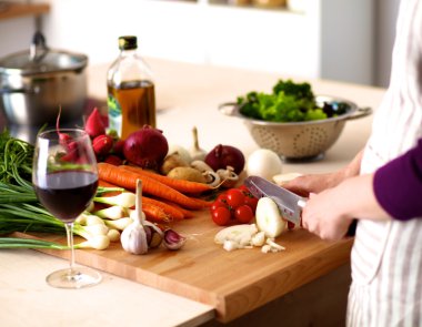 Kadın Şef salata taze sebze hazırlar