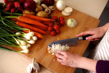 Kadın Şef salata taze sebze hazırlar