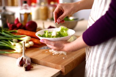 Kadın Şef salata taze sebze hazırlar