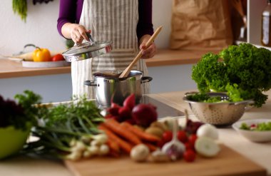 genç kız mutfakta sebze hazırlanıyor