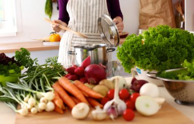 genç kız mutfakta sebze hazırlanıyor