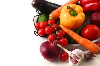 Çiftlik sebze yemek pişirmek için bekleyen ahşap bir masa üzerinde yalan